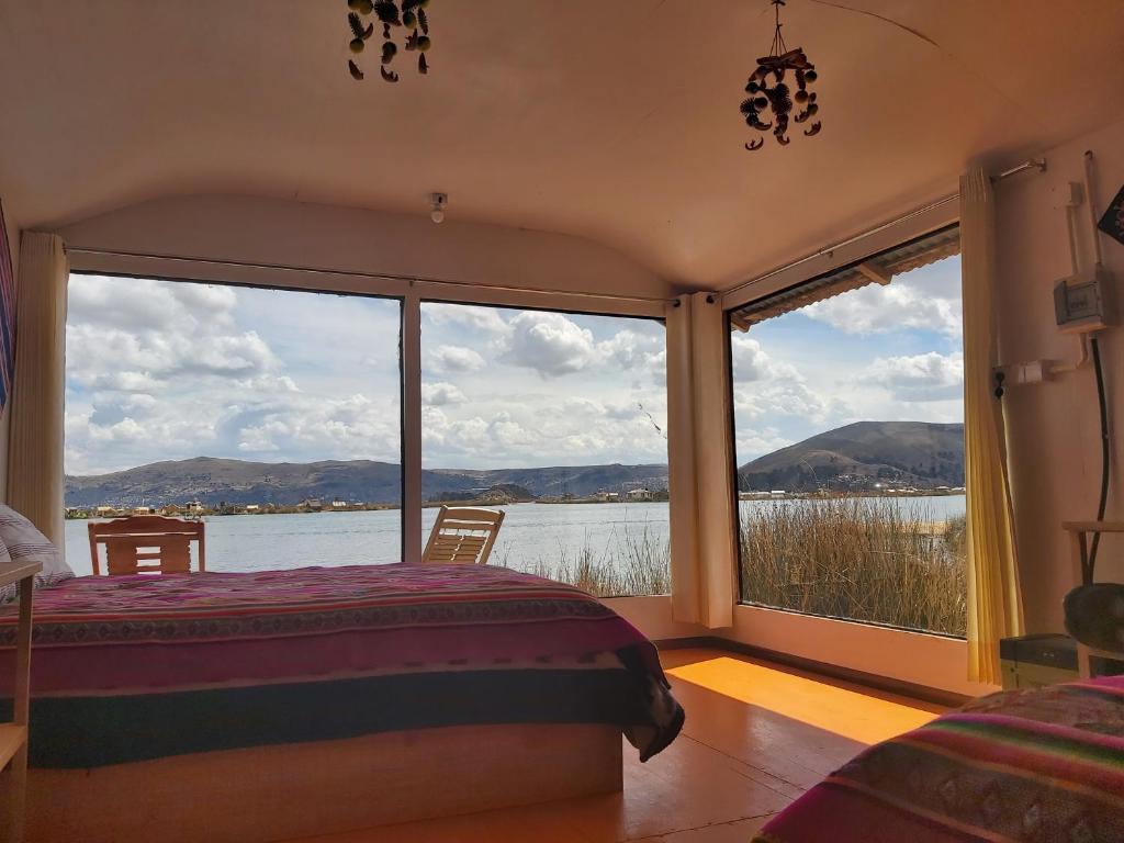 普诺Titicaca Utama Lodge Perú的一间卧室配有一张床,享有水景