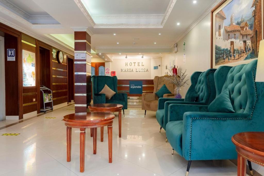 利马Hotel María Luisa的一间设有蓝色沙发和桌子的等候室