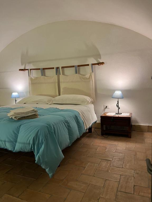 马蒂纳塔Wine & Roses的一间卧室配有一张大床和两盏灯。