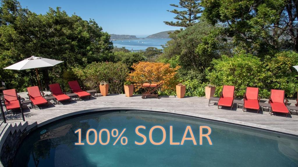 克尼斯纳天书住宿加早餐旅馆的一个带椅子的游泳池,并标有太阳能字样