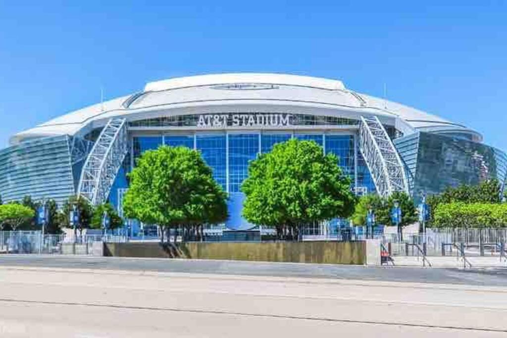 阿林顿Right next to AT&T Stadium Arlington - Luxury Unit的前面有树木的大建筑