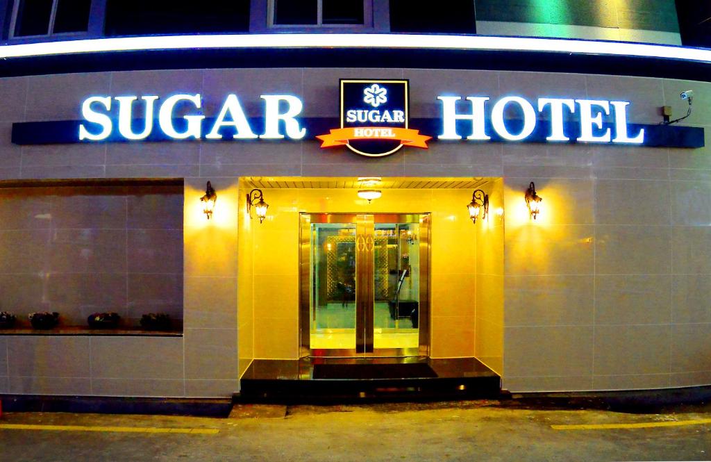 庆州Sugar Hotel的建筑一侧有标志的酒店