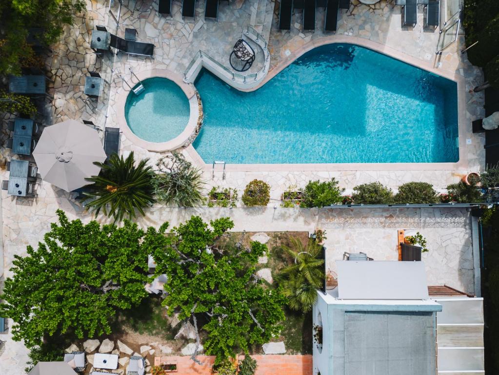 戛纳Hôtel La Villa Cannes的享有度假村游泳池的顶部景致