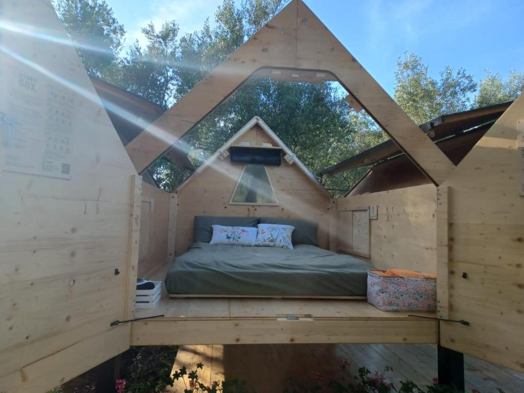 莫尔费塔#StarsBoxtragliulivi的一张位于带大窗户的木制房屋内的床铺