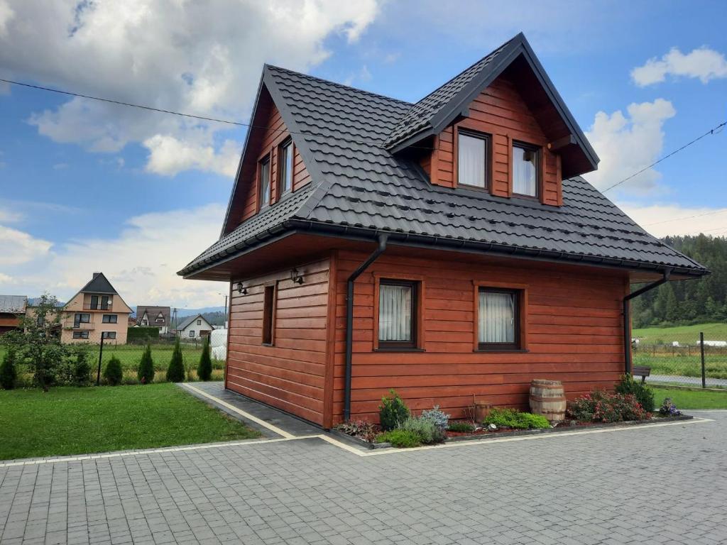 KacwinPod Świerkami的黑色屋顶的木屋