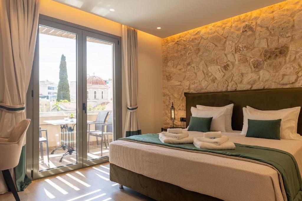 雅典Philia Boutique Hotel的一间卧室配有一张大床和毛巾