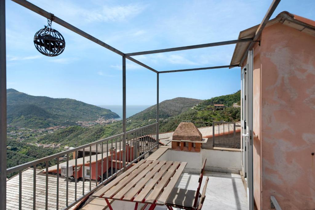 莱万托Casa di Gina的山景阳台。