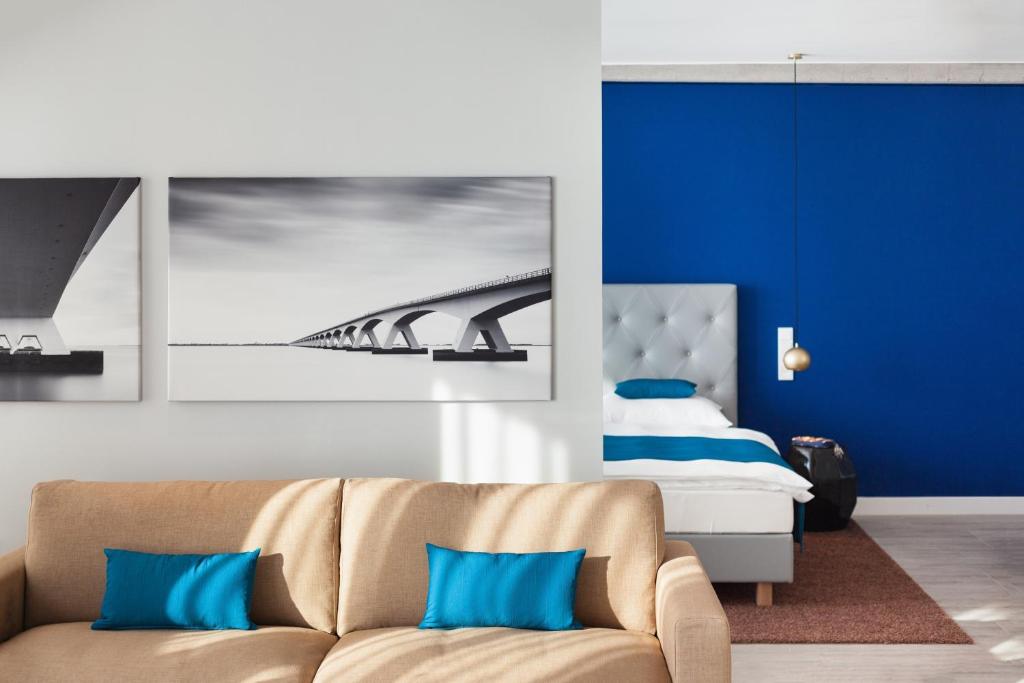 慕尼黑慕尼黑MLOFT公寓式酒店的客厅配有沙发和1张床