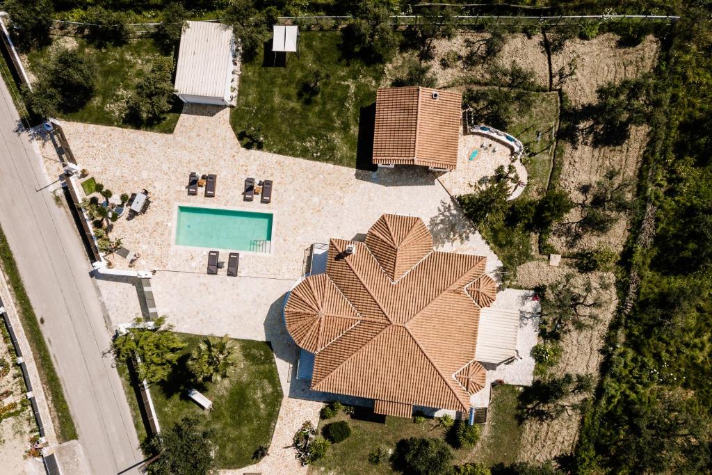 AmbelókipoiVilla Ellania的享有带游泳池的房屋的顶部景致