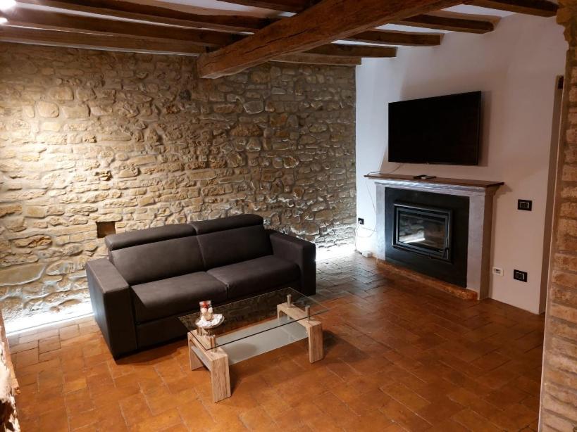 卡斯泰拉尔夸托Caolzio18的带沙发和壁炉的客厅