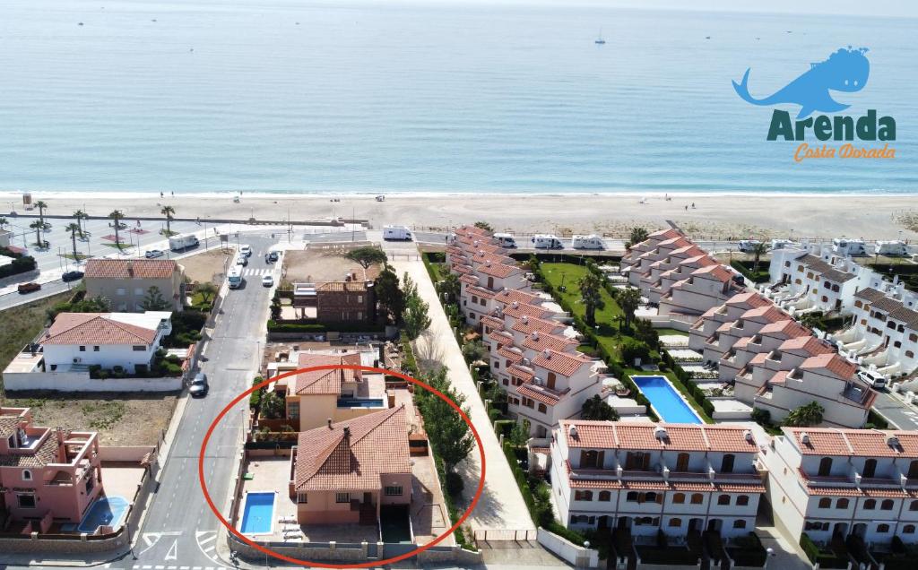 霍斯皮塔勒·德尔英福Arenda Clara villa con piscina privada al lado de la playa的海滩附近度假村的空中景致