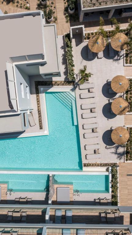 阿斯格罗Sun City Luxury Apartments的享有带遮阳伞的游泳池的顶部景致