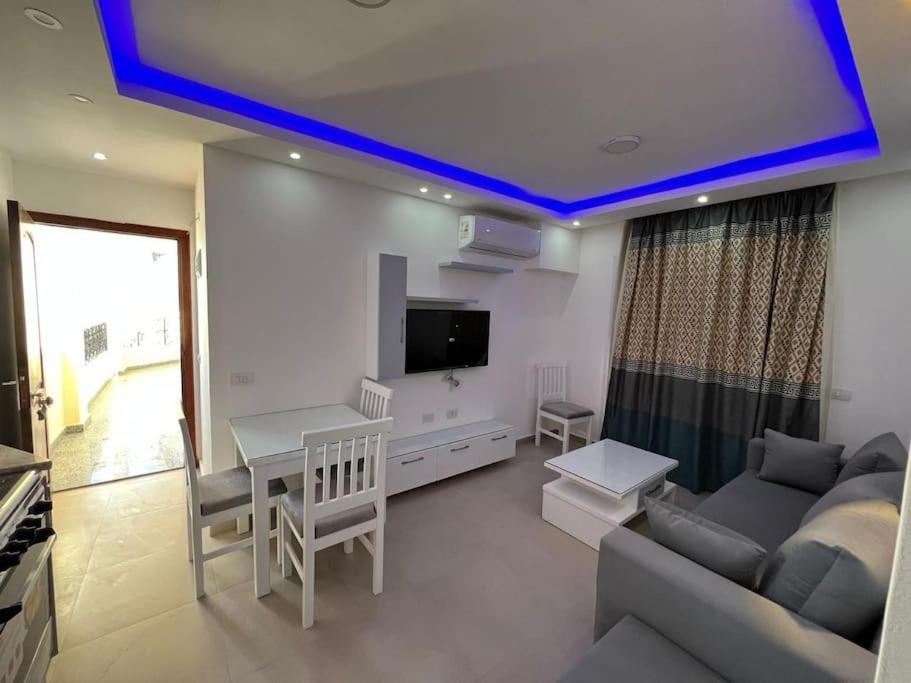 沙姆沙伊赫Beautiful 1 Bedroom apartment in el Montazah的客厅设有蓝色的LED天花板。