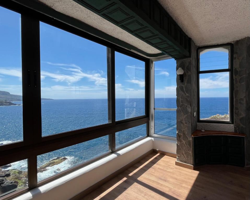 洛斯雷亚莱霍斯Sea lover's nest的客房设有窗户,享有大海美景。