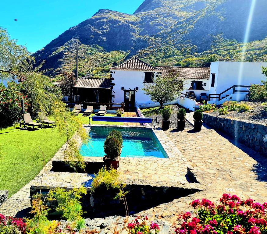 布埃纳维斯塔德尔诺尔特Viña Camello的庭院中带游泳池的房子