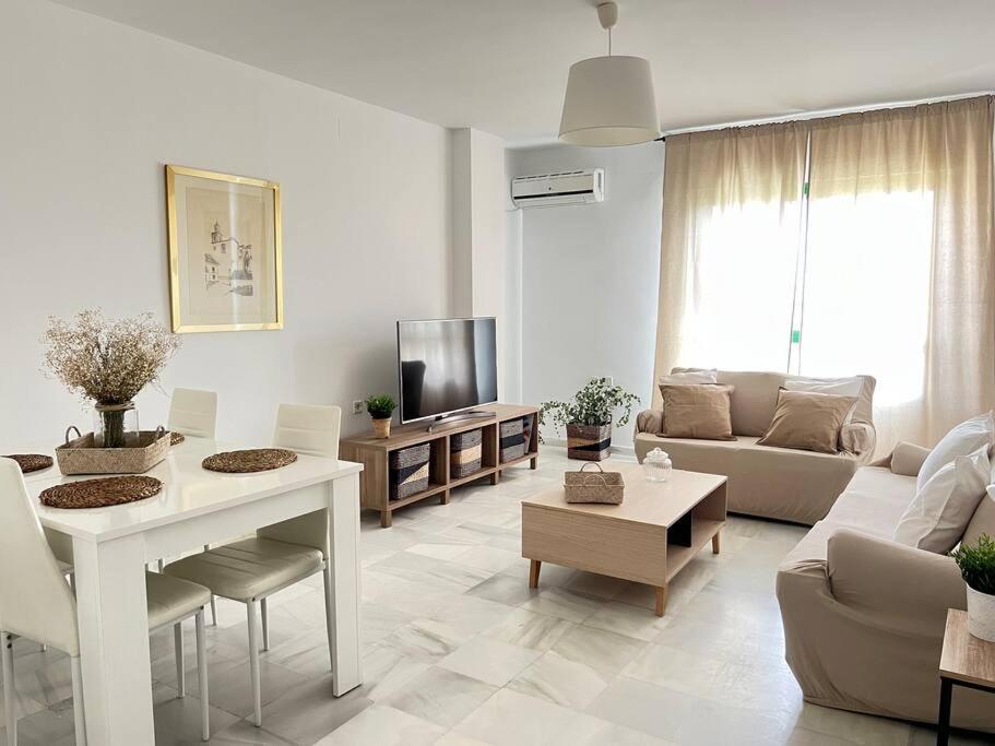 桑卢卡尔-德巴拉梅达Apartamento GUADALQUIVIR的客厅配有沙发和桌子