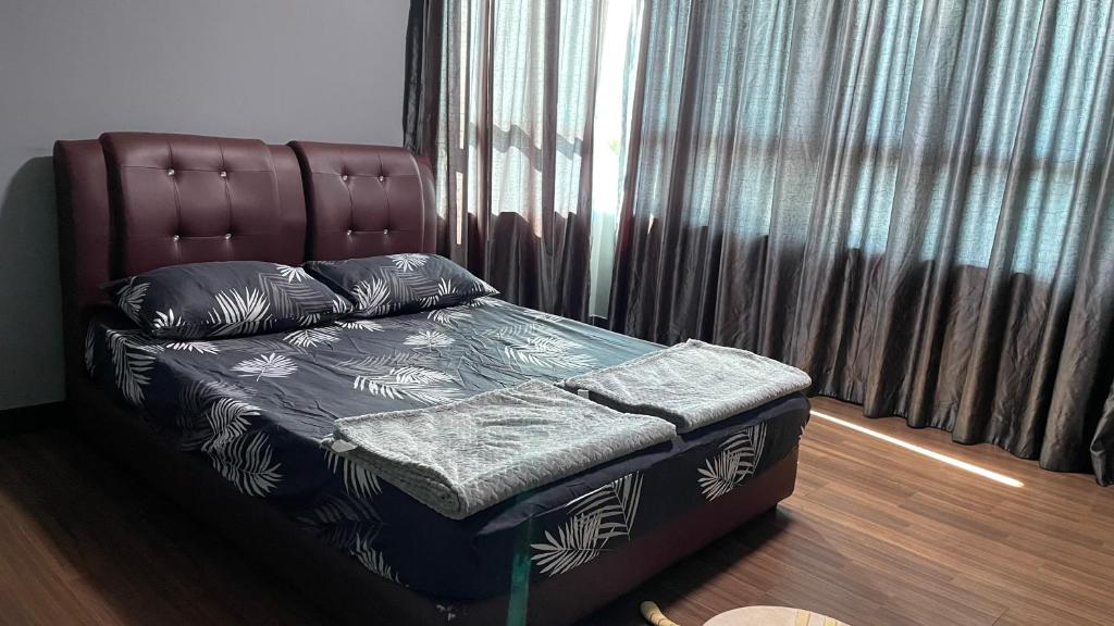 Bandar IndahSandakan Homestay IJM Condo 3R2B Serenity Lodge 明悦之居 - 7 Pax的窗户前的一张沙发床上