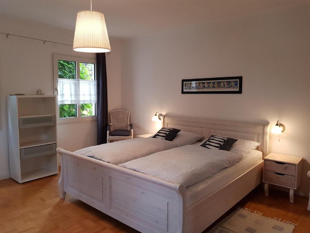 古梅尔斯巴赫Ferienwohnung Drei Lilien的一间卧室设有两张床和窗户。