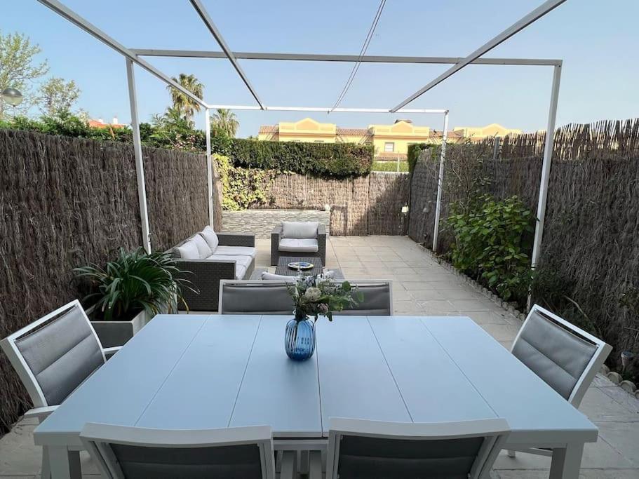 科斯塔巴伦娜Costa Ballena - Duplex Playa Lar Beach House的天井里的蓝色桌子和椅子