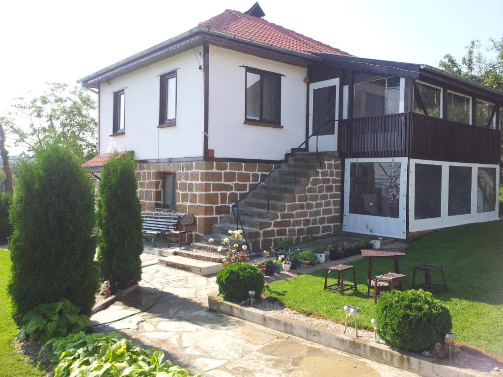DŭbravkaGuest House Relax的白色的房子,带庭院的院子