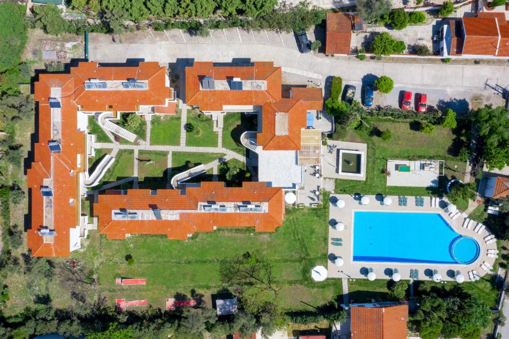 伊利索斯艾里奥纳斯公寓的享有带游泳池的房屋的空中景致