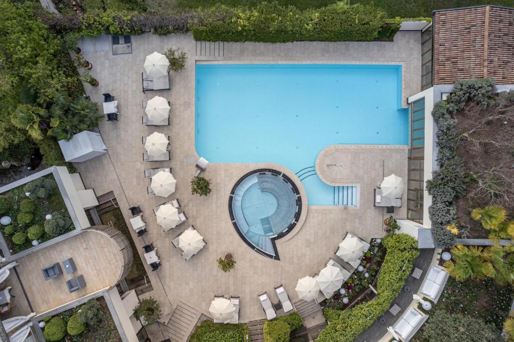 梅拉诺Hotel Mignon Meran Park & Spa的享有带躺椅和台球桌的游泳池的顶部景致