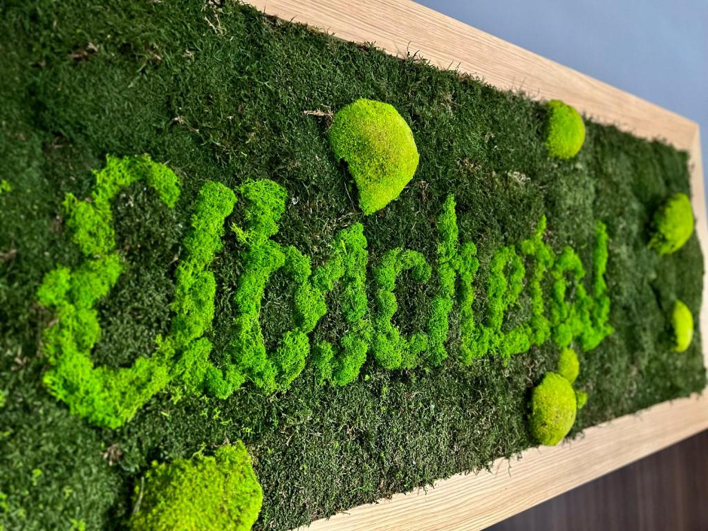 韦特Hotel & Restaurant Elbschetal的上面有绿苔和网球的标志