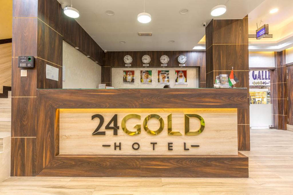 迪拜24 Gold Hotel的商店里一家速食店的标志