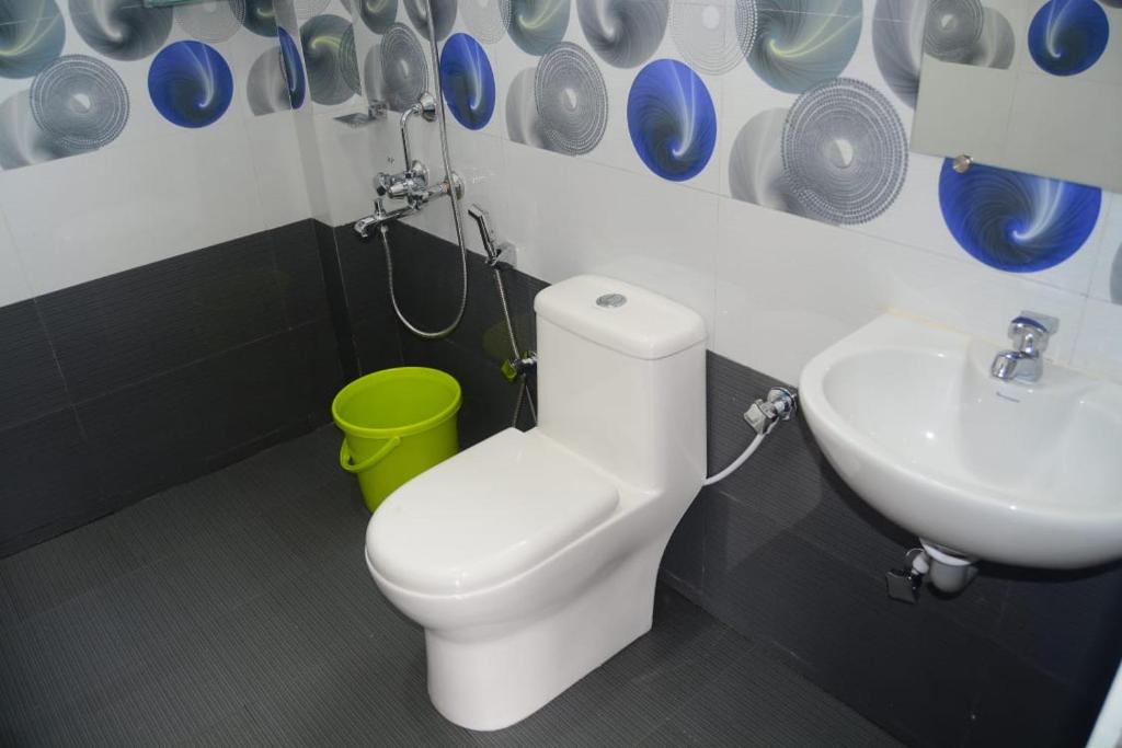 乌提Vanam Holidays Inn的浴室配有白色卫生间和盥洗盆。