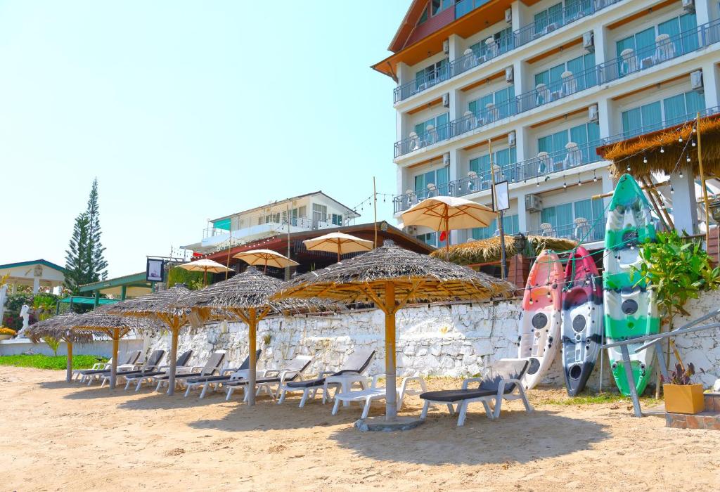 班昌The Lord Nelson Hotel的海滩上的一排椅子和遮阳伞