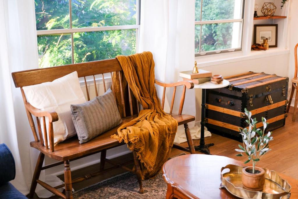 迈尔斯堡Cozy Renovated Vintage Modern House Downtown!的客厅配有带毯子的木椅