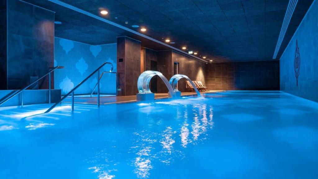 直布罗陀Brand New - Massive Studio - E1 - Self Catering的一个带蓝色水和滑梯的游泳池