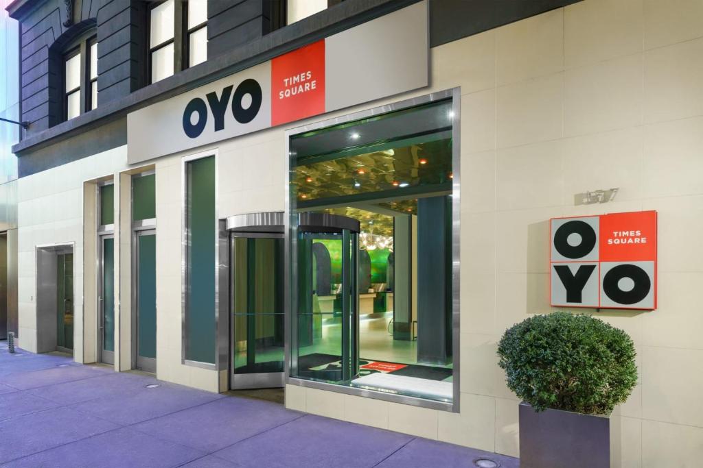 纽约OYO Times Square的大楼前的商店,有门