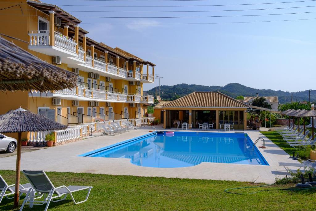 阿里拉斯Bardis Hotel的享有酒店游泳池的景致。