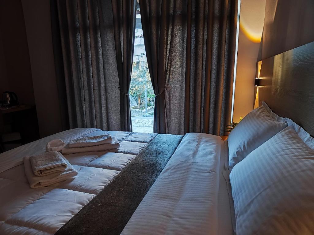 培拉特Elvish Garden Boutique B&B的酒店客房,配有带毛巾的床