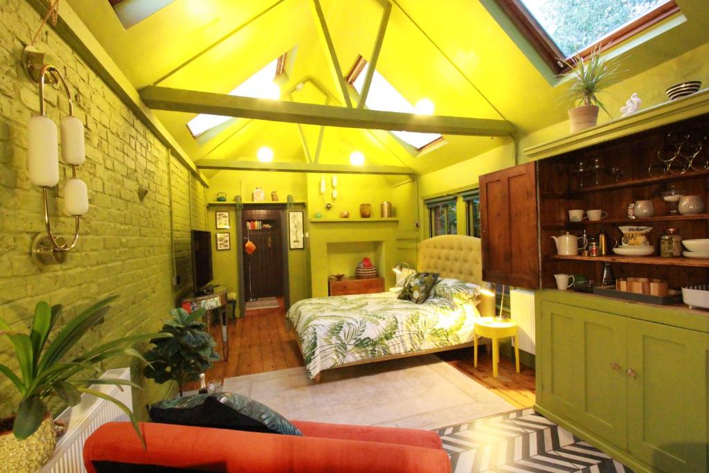 KentLepine- Holiday apartment in sunny Folkestone的卧室配有一张床铺,位于一个黄色墙壁的房间
