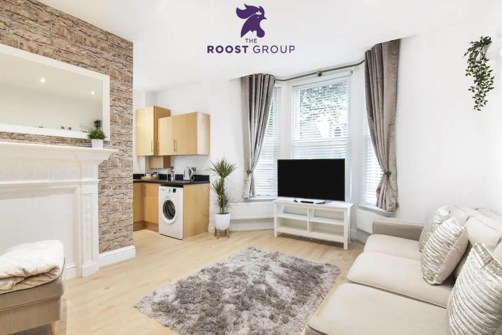 格雷夫森德The Roost Group - Bedford House Apartments的带沙发和电视的客厅