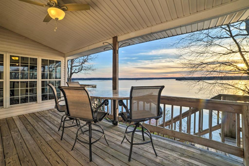 Big SandyPeaceful Big Sandy Home with Deck on Kentucky Lake!的门廊上设有桌椅,