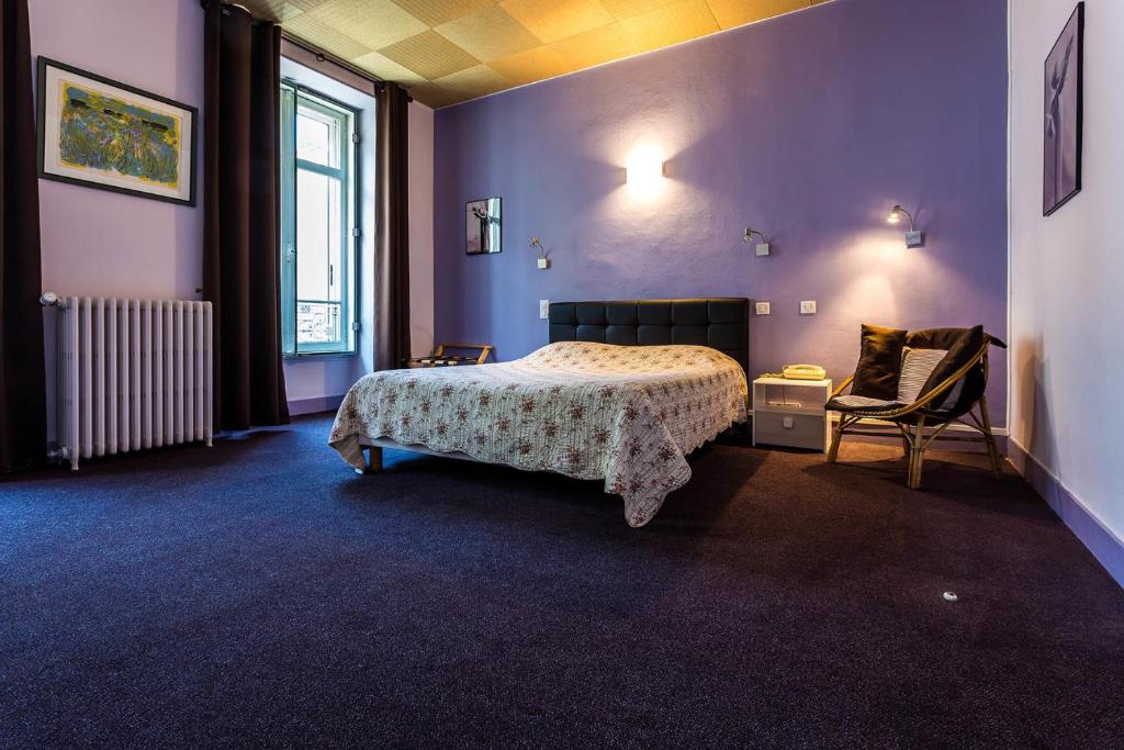 波城阿杜尔酒店的一间卧室配有一张床和一把椅子