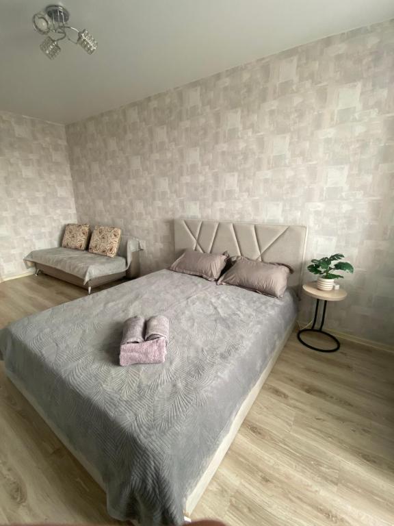 库斯塔奈Комфортабельные - уютные апартаменты в Костанай мкр Юбилейный的一间卧室配有一张带两个枕头的床