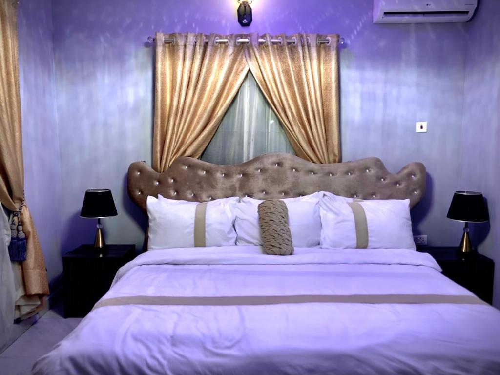 NnewiThe Moonshine Residence-Royal的一间卧室设有一张紫色墙壁的大床