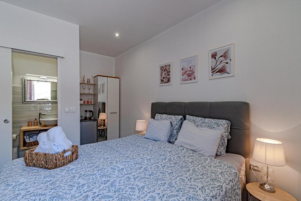 科尔丘拉Korkyra Harbour Rooms的一间卧室配有一张带蓝色棉被的床