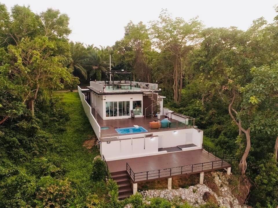 跋麒Family Cliff House - private jacuzzi with beach views的树林中房屋的空中景观
