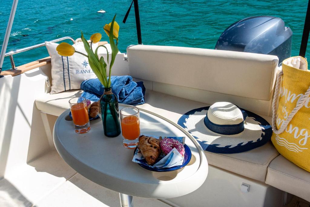 PrijevorPrivate boat with skiper的船上有盘子的桌子
