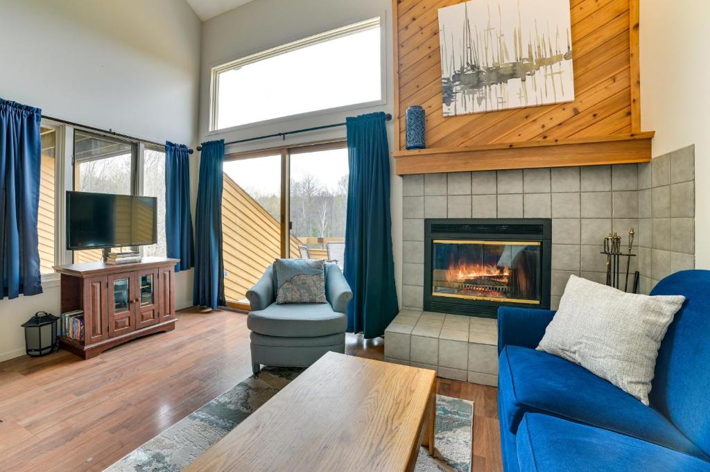 哈伯斯普林斯Trout Creek Resort Condo - 1 Mi to Nubs Nob!的客厅设有蓝色的沙发和壁炉