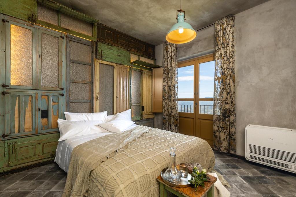 包内伊Via Roma Charming Rooms的一间卧室设有一张床和一个大窗户