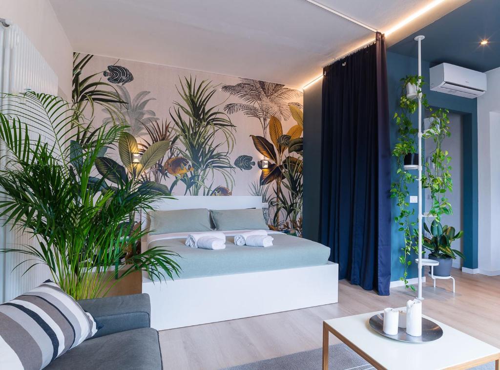 特雷维索BR Treviso Train Station Apartments的一间卧室配有一张带植物壁画的床
