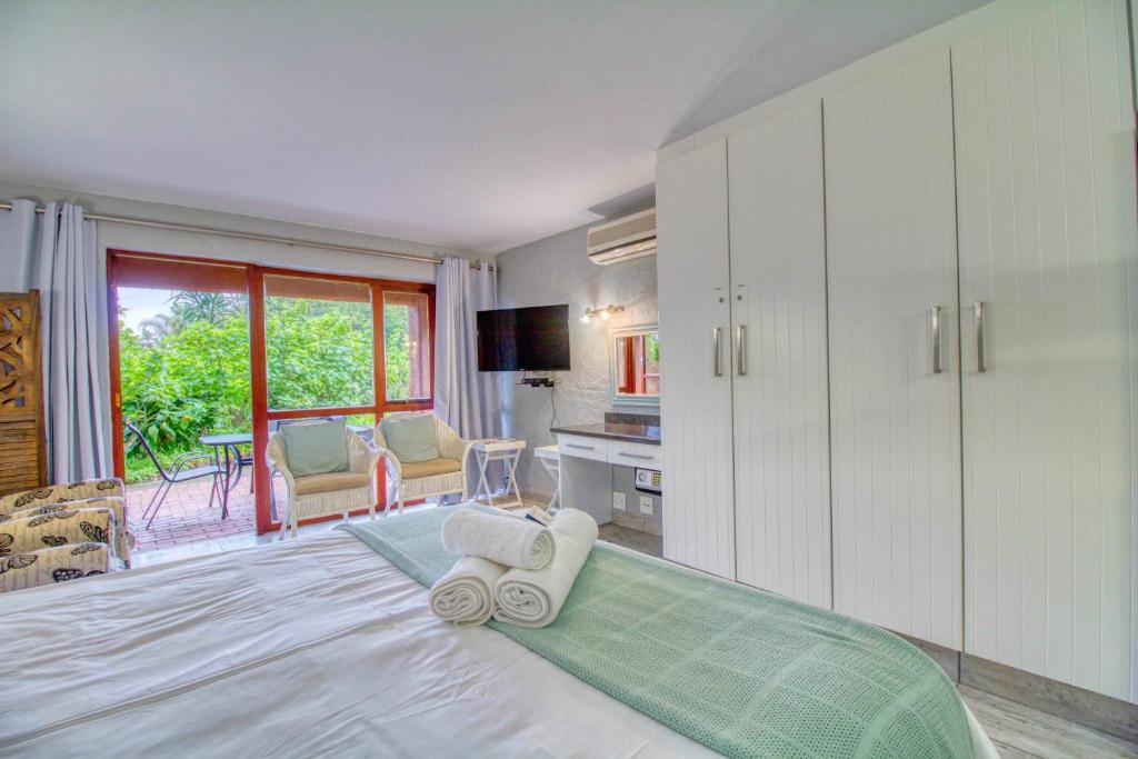 绍斯布鲁姆San Lameer Villa 2513 by Top Destinations Rentals的一间卧室配有一张大床和毛巾