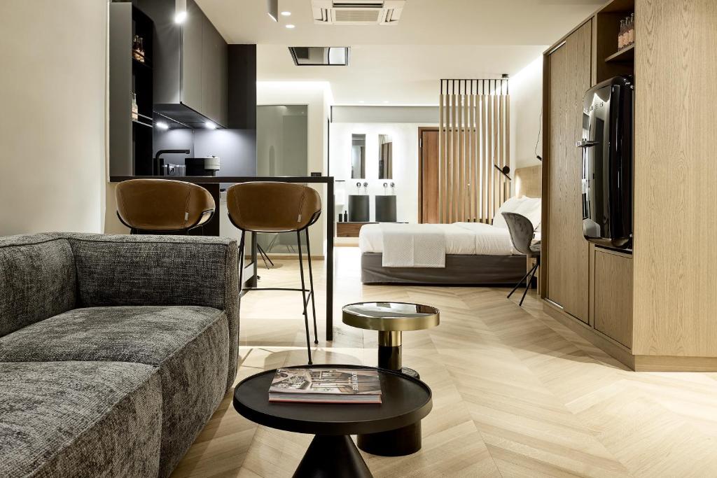 雅典Icon Suite的客厅配有沙发和1张床