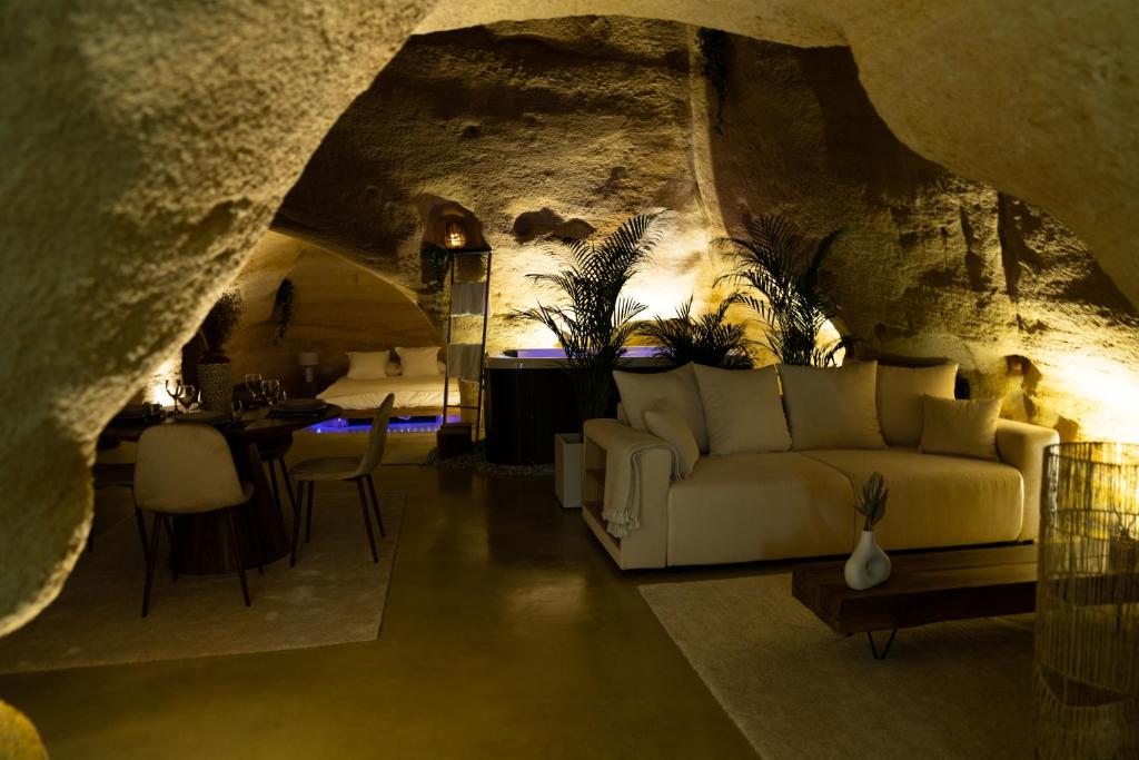 杜埃拉丰坦La falaise perdue : Suite troglodyte grandiose的一间客厅,在洞穴里配有沙发